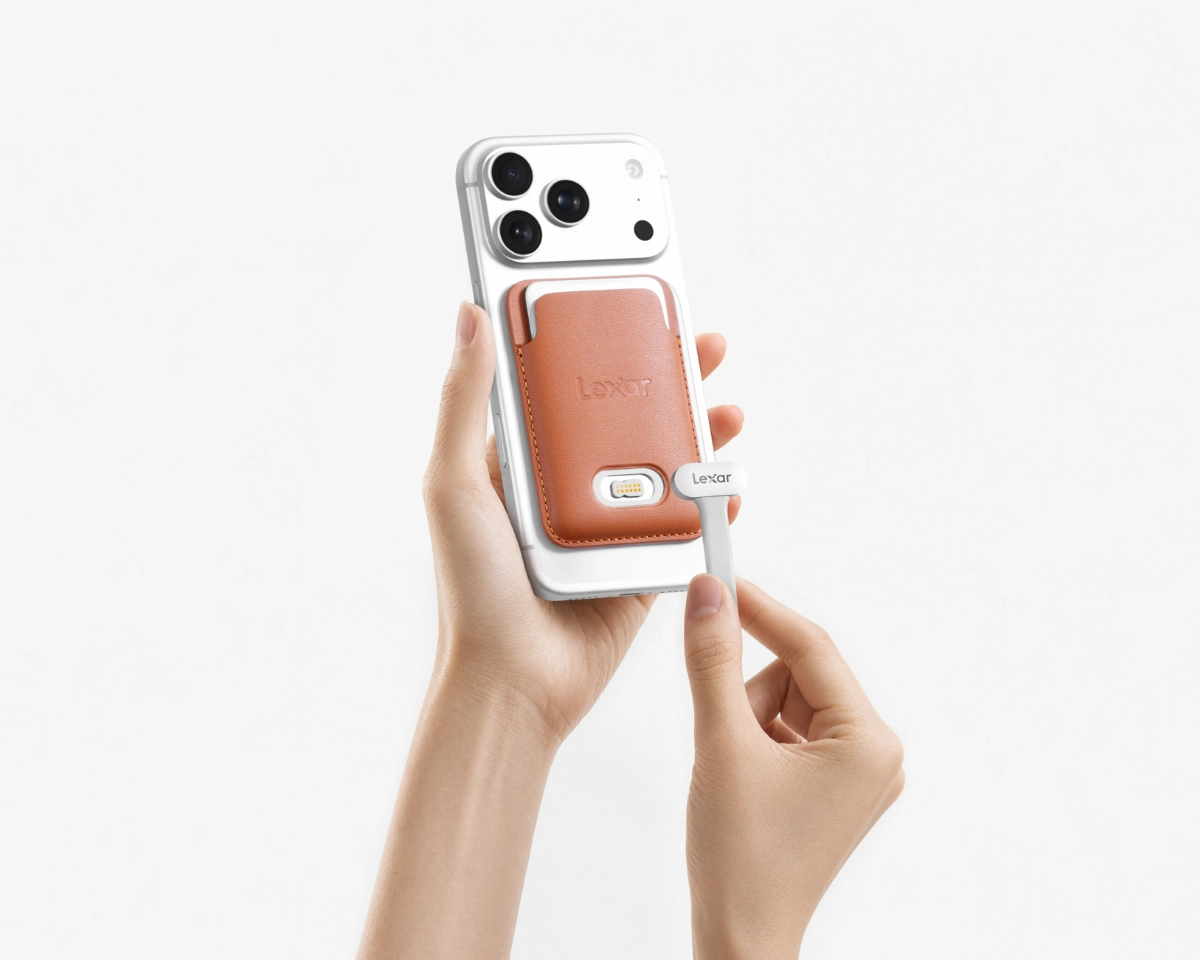 Lexar Muse magnetically connected to a phone